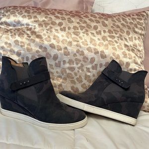 L. Paolo camo wedge shoe